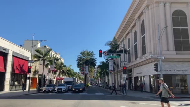 Los Angeles, CA, EUA - 09 12 2017: Beverly Hills Rodeo Drive Driving. No coração de Beverly Hills, três blocos de Rodeo Drive são o lar do epicentro de luxo, moda e estilo de vida . — Vídeo de Stock