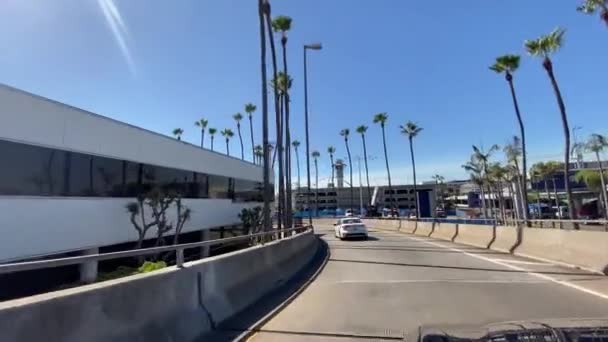 Лос-Анджелес, штат Калифорния, США - 10 02 2019: Вождение автомобиля на кольцевой дороге аэропорта LAX. Международный аэропорт Лос-Анджелеса. Автомобили . — стоковое видео