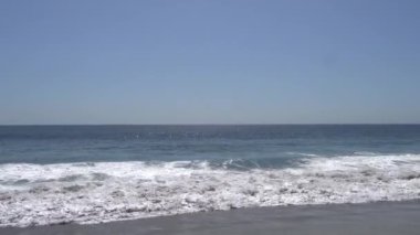 Pasifik Okyanusu 'nun dalgaları Malibu Sahili' nde Los Angeles California 'yı dövüyor. Malibu plajında güneşli bir yaz günü..