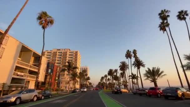 Санта-Моника, Калифорния, США - 15 декабря 2019 года: вождение автомобиля на Океанской авеню Санта-Моники на закате. Теплый солнечный день в Санта-Монике, Лос-Анджелес, Калифорния . — стоковое видео