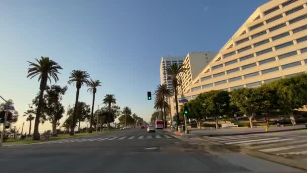 Santa Monica, California, Usa - 15 грудня 2019: Driving a car on Santa Monica Ocean Ave at sunset. теплий сонячний день у Санта - Моніці (Лос - Анджелес).. — стокове відео