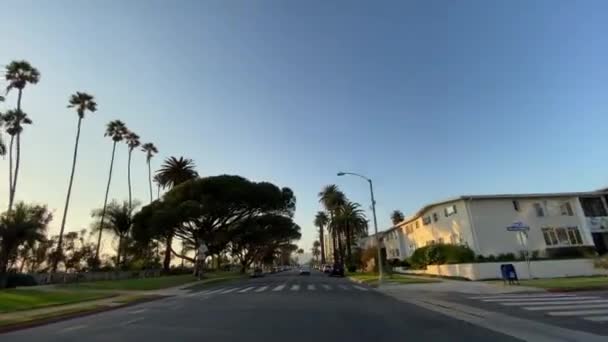 Santa Monica, California, Estados Unidos - 15 de diciembre de 2019: Conducir un coche en Santa Monica Ocean Ave al atardecer. Cálido día soleado en Santa Monica Los Angeles California USA . — Vídeo de stock