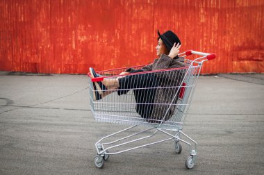 Alışveriş sepeti renkli portakal duvara eğleniyor yılında hipster serin kız moda