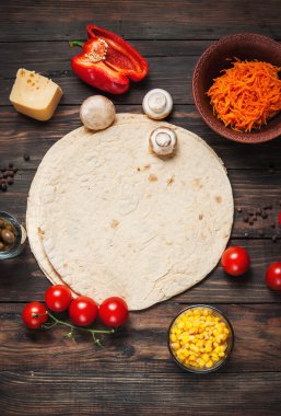 Tortilla yemek tamamladı. Malzemeler ahşap tablo