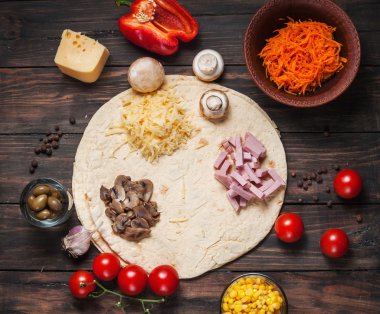 Tortilla pişirme jambon, Mısır, peynir, mantar ve havuç ile tamamladı