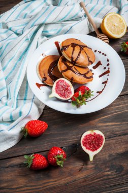 Krep incir ile çilek beyaz portre plaka.