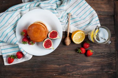 fincan çay ve krep ile incir, çilek beyaz tabak portre üzerinde