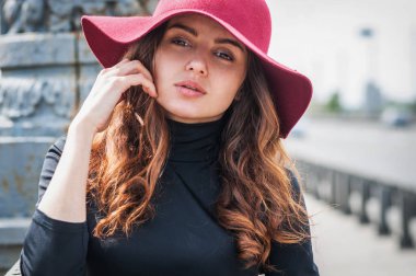 Moda şık güzel kadın portre açık. Sokak moda. Kırmızı şapka