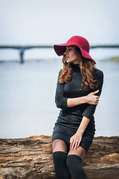 Fashion portrait stylish pretty woman outdoor. Street fashion. Red hat. — Stock Photo, Image