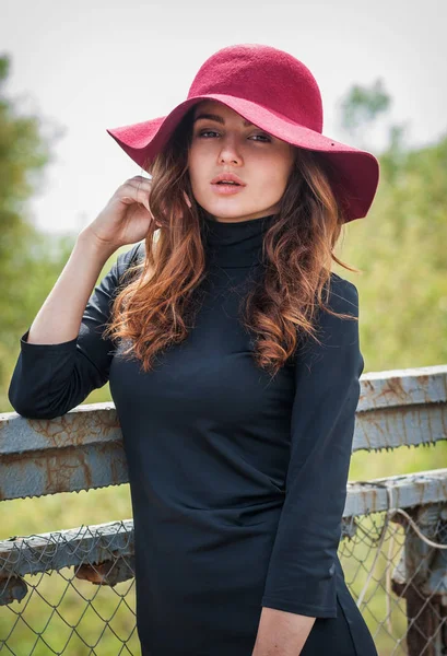 Retrato de moda elegante mujer bonita al aire libre. Moda callejera. Sombrero rojo —  Fotos de Stock