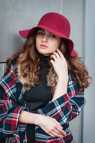 时尚肖像时尚漂亮女人室外。街头的时尚。红色的帽子 — 图库照片