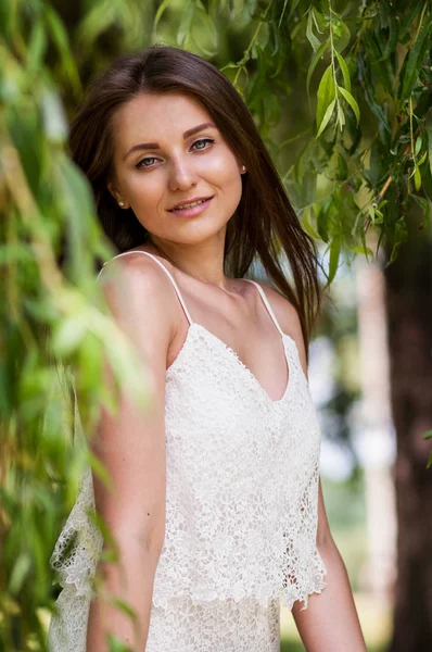 Belle jeune femme en robe romantique relaxant dans le jardin — Photo