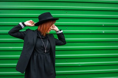 Çekici vogue modeli açık yeşil duvar tarafından çekici. Şehir stili. Moda fotoğraf.