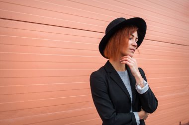 Çekici vogue modeli açık pembe duvar tarafından çekici. Şehir stili. Moda fotoğraf.