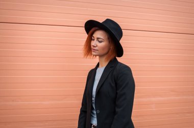 Çekici vogue modeli açık pembe duvar tarafından çekici. Şehir stili. Moda fotoğraf.