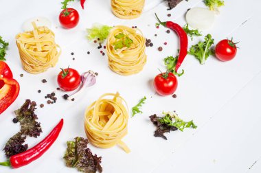 İtalyan gıda maddeleri yemek. Makarna, domates, biber wh üzerinde