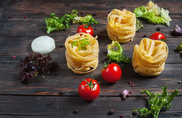İtalyan gıda maddeleri yemek. Makarna, domates, soğan kara günü — Stok fotoğraf