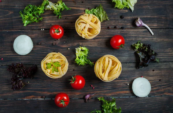 İtalyan gıda maddeleri yemek. Makarna, domates, soğan kara günü — Stok fotoğraf