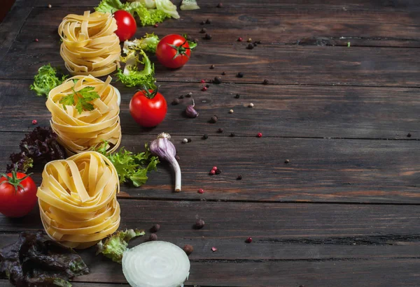 İtalyan gıda maddeleri yemek. Makarna, domates, soğan kara günü — Stok fotoğraf