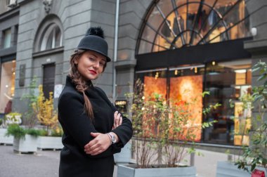 Bir siyah şapka ve leath giyen genç güzel kız Kırmızı çantalı