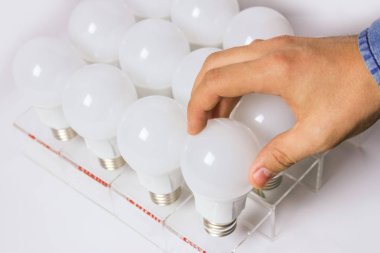 birçok led lambalar. Elini ampul unscrews