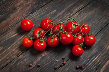 Ahşap arka plan üzerinde taze kiraz domates.