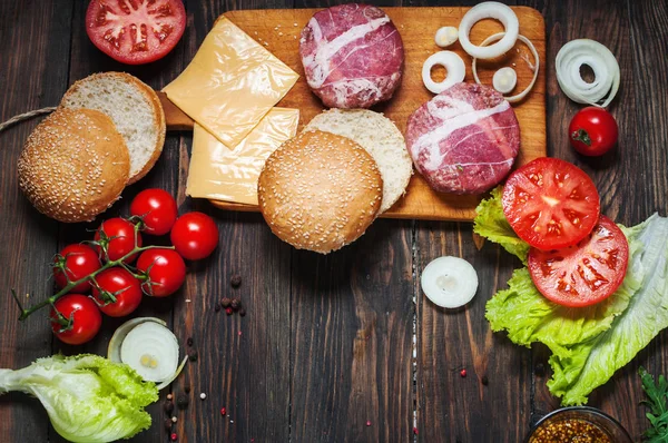 Ingredientes para hacer hamburguesa casera en tabla de cortar de madera — Foto de Stock