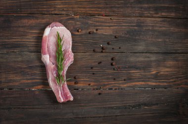 Koyu ahşap masada çiğ biftek.