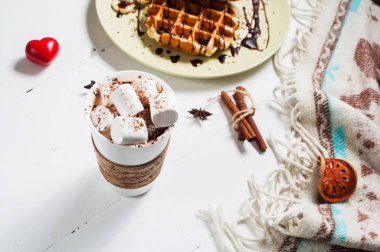 Belçika waffle ve kakao marshmallows kahvaltı ile.