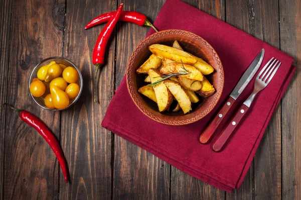 Biberiye ve domates ile kavrulmuş patates kase