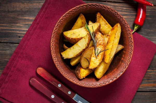 Biberiye ve domates ile kavrulmuş patates kase