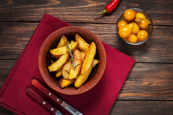 Biberiye ve domates ile kavrulmuş patates kase