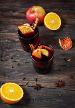 Baharatlar, elma ve portakal ahşap üzerine sıcak mulled şarap