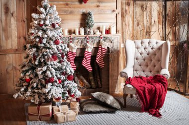Güzel köknar ağacıyla süslenmiş Noel odası
