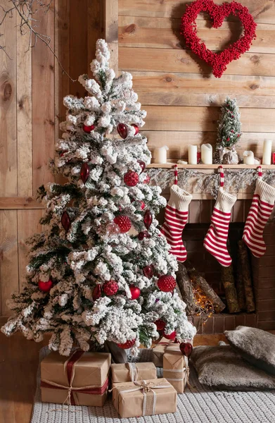 Güzel köknar ağacıyla süslenmiş Noel odası