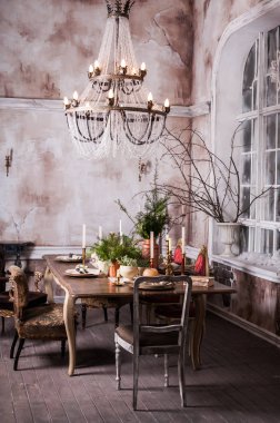 Yemek Masası Noel ve evergreen merkezinde için dekore edilmiş