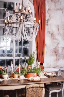 Yemek Masası Noel ve evergreen merkezinde için dekore edilmiş