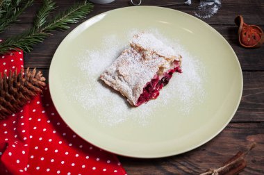 Ahşap masa üzerinde hatmi ile Noel vişne strudel