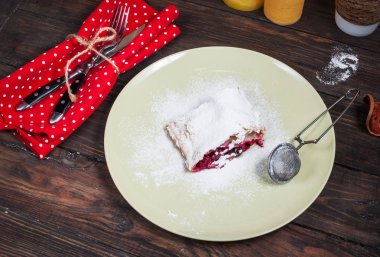 Koyu ahşap masa üzerinde Noel vişne strudel