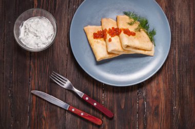 Krep plaka üzerinde kırmızı havyar ile. Rus Mutfağı.