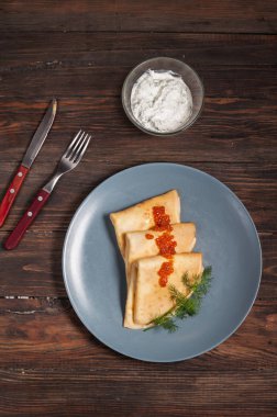 Krep plaka üzerinde kırmızı havyar ile. Rus Mutfağı.