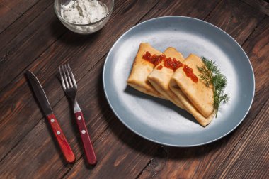 Krep plaka üzerinde kırmızı havyar ile. Rus Mutfağı.