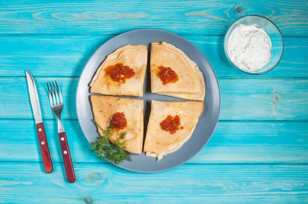 Panqueques con caviar rojo en el plato. Cocina rusa . — Foto de Stock