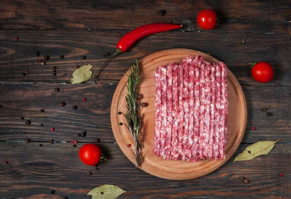 Ev yapımı çiğ kıyma otlar closeup, üstten görünüm ile