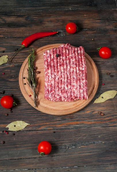 Viande hachée crue maison avec des herbes gros plan — Photo