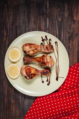 tavuk budu plaka ahşap arka plan üzerinde