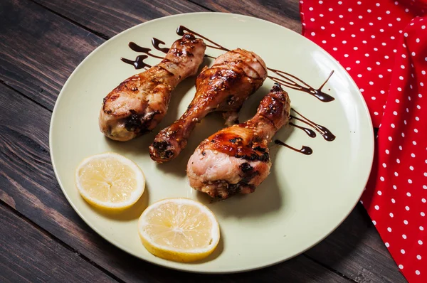 tavuk budu plaka ahşap arka plan üzerinde.