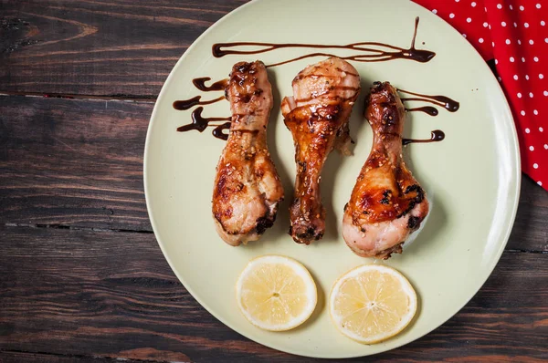 tavuk budu plaka ahşap arka plan üzerinde.