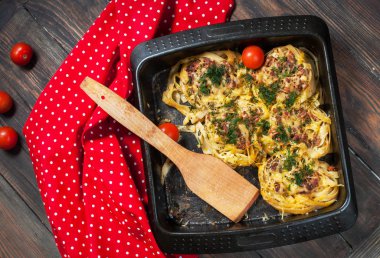 Pişmiş rulo pasta forcemeat ve peynirli domates sosu ile