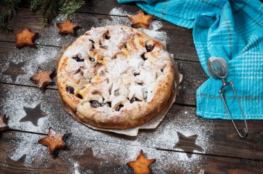 Vişneli pasta ve kurabiye rustik ahşap zemin üzerine